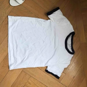  - Säljer lite olika kläder billigt! Kan mötas upp i universitetet