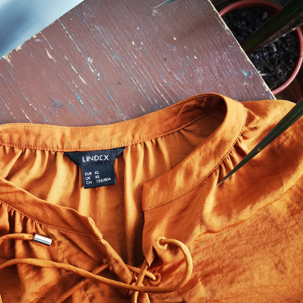 Vacker orangefärgad blus med lös passform och snörning 🍁💝 Använd ett fåtal gånger. Frakt tillkommer! . Blusar.