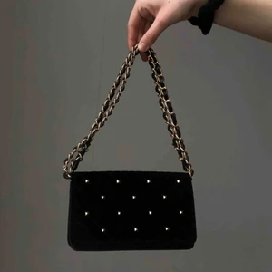  - Fin väska från accessorize. Väskan är quilted och materialet är fejk läder samt sammet. Kan bäras på två olika sätt som visas i bilderna. Om ni har några frågor så kan ni skriva privat 💕Köparen står för frakt men jag kan mötas upp i centrala Stockholm 💕