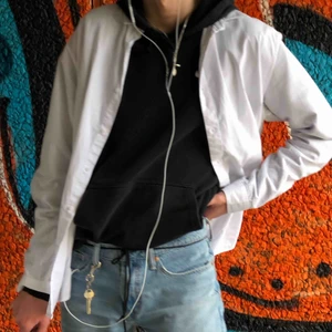  - As snygg vit skjorta!!! Går att styla på så många sätt :). Toppen skick! Köpare står för frakt <333.