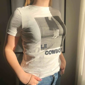  - Cool T-shirt från Hm, ganska använd därmed säljer jag den billigt! Köparen står för frakt!💜