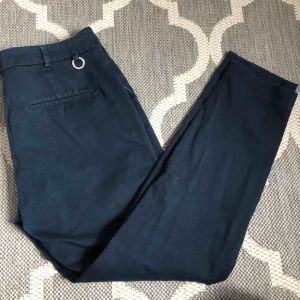 Trekvartslånga byxor - Trekvartslånga byxor från Stockholm LM fint skick. Väldigt snygga och sköna. Är i modellen Nancy. Kontakta mig om du har frågor 🙂
