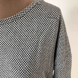  - Skön tröja med smårutigt mönster. Välanvänd men mycket bra skick. Priset är inklusive frakt.