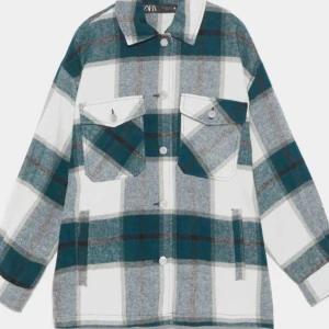  - Jättepopulär jacka från Sara. Den är slutsåld i butik. Knappt använd och i bra skick. Köparen står för frakten💖