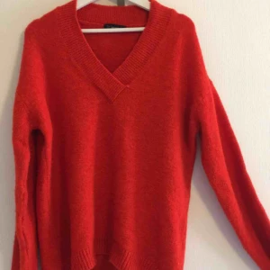  - Stickad tröja köpt för ett tag sedan på chiquelle i storlek onesize, aldrig använd pågrund av att den är alldeles förstor för mig som har xs i vanliga fall, skulle säga L/XL