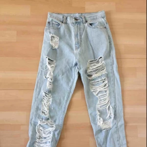 DrDenim mom jeans 26 - Snygga momjeans med slitningar från DrDenim. Säljs pga för små. Hög midja. 100% bomull. Frakt på 55kr tillkommer!