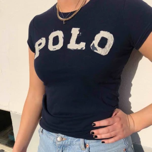  - Marinblå T-shirt från Polo Ralph Lauren i storlek S. Snygg passform och utlovas i bra skick! Nästintill oanvänd 