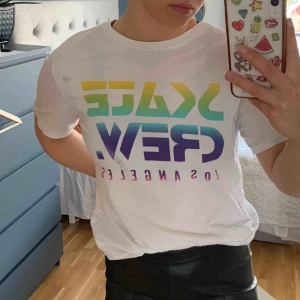  - Second hand t-shirt i fint skick, fläcken på bilden är spegeln. Sitter oversize på mig som brukar ha S. Fri frakt😊