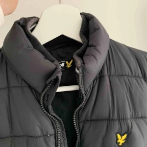  - Supersnygg oversized väst från Lyle & Scott. Storleken är för 13 år men passar utmärkt på mig som är S/M 🖤 säljer pga felköp. Pris kan diskuteras, frakt ingår ej! 