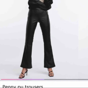  - Jag säljer dessa snygga samt väldigt popurlära bootcut-skinnbyxorna från Gina tricot. Väldigt fint skick och bekväma att ha på sig. Köparen får stå för fraktkostnaden! ☺️