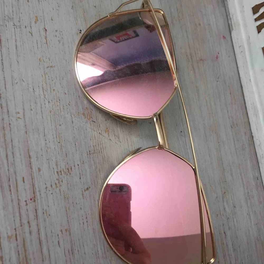 skitsnygga rosa solglasögon från wish. jättefina och sparsamt använda. bra skick! frakt tillkommer. Övrigt.