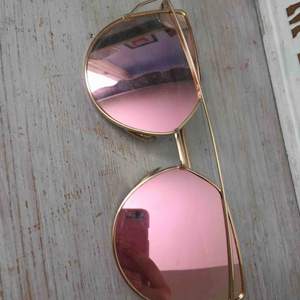 skitsnygga rosa solglasögon från wish. jättefina och sparsamt använda. bra skick! frakt tillkommer