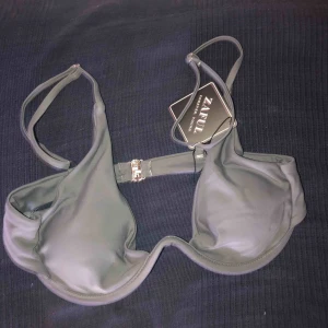  - Supersnygg bikini från zaful i strl M, passar dock mer en S då jag inte kunde ha den i kupan och är vanligtvis en M. Säljer pga denna anledning. Aldrig använd endast testad, prislapp kvar. 122 kr inklusive frakt.☀️