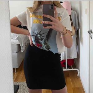  - Köparen står för frakt, kan mötas upp i Borås🌸 Helt vanlig svart kjol ifrån Cubus använd fåtal gånger •meddela för fler bilder💕