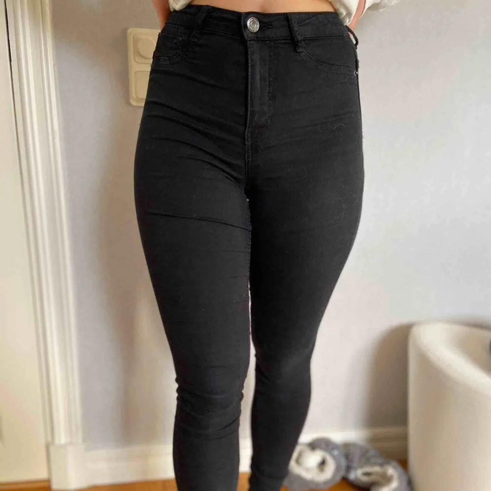 +frakt Jätte sköna och stretchiga byxor från Gina tricot. Är deras svarta Molly jeans. Säljer pga att jag har ett par likadana. Älskar dessa. Jeans & Byxor.