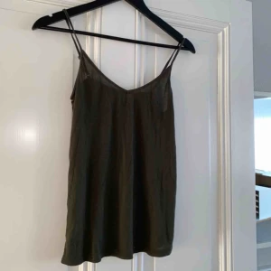  - Tunnare linne i en fin mörkare grön färg.  Väldigt bra skick!