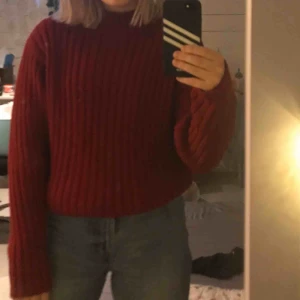  - En fin stickad tröja som jag köpt på second hand.  Storleken är XXL, sitter lite oversized på en S. Frakten ingår i priset.