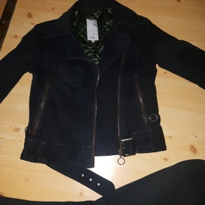 Jacka - Grön insida, skön att ha på sig 