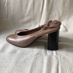  - Pumps med resår i hälen från ATP Atelier i storlek 37. Använda en gång. Liknar Céline klackarna med resår.