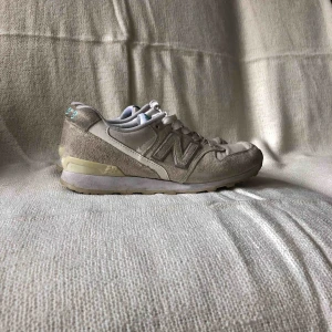  - New balance sneakers i strl 37. Behöver rengöras därav priset.   Hämtas upp i Stockholm eller köpare står för frakt.