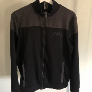 Hugo boss tröja skaz - Strlk m ganska liten i storleken passar s är 177 passar bra på mig man kan vara lite mindre. Väldigt bra skick inte använd så mycket.