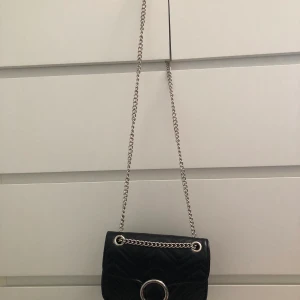 Liten väska  - Väska från ur&Penn (om jag minns rätt) köpt för 99kr säljer för 40kr. Andvänd få gånger då jag har flera olika små väskor. Bra skick men några släppningar av tråden och ”skav” vid öppningen. Hör av er vid intresse 