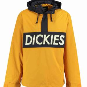 Säljer min älskade Dickies jacka, den är sparsamt använt. I fint skick. Herrmodell XL. Super fin på alla kroppstyper. Kan såklart skicka bilder. Frakt 50k. Swish 🖤 