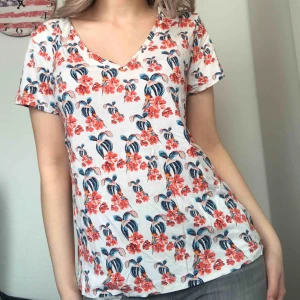 T-shirt - Fin t-shirt från Lindex i storlek M! Bra skick. Köparen står för frakten men kan även mötas upp i Uppsala, Knivsta eller Sigtuna. Tveka inte att fråga mig om något!