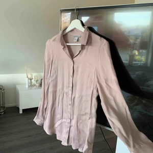  - Jättefin ljusrosa sidenskjorta från hm. Väldigt skrynklig på bilden men jag stryker den innan den skickas! 