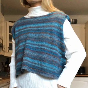  - En stickad väst/tröja som är superfin att ha över till exempel en skjorta! Gott skick😉