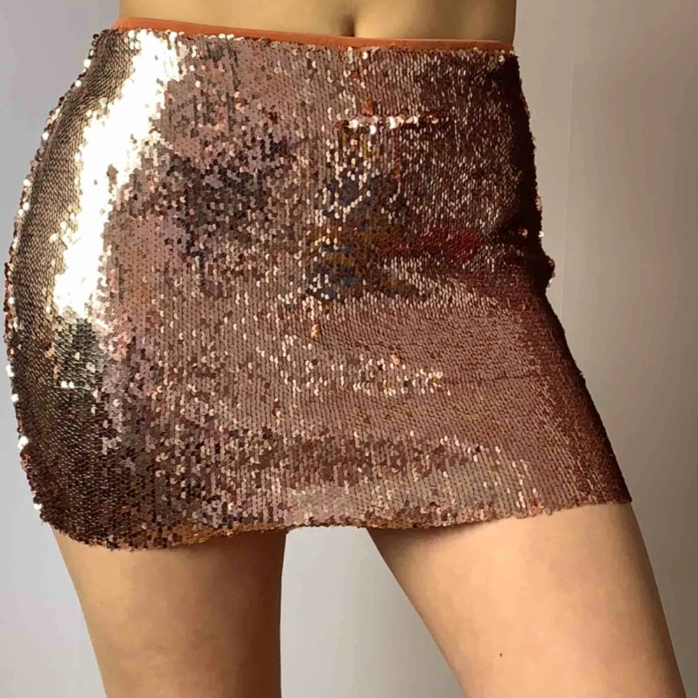 En läxfärgad kjol av paljetter som lyser upp hela festen🤩 . Kjolar.