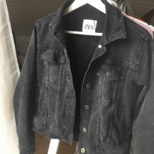  - Snygg jeansjacka från Zara, använd några gånger men i bra skick. Storlek M. Kan fraktas eller mötas upp i Stockholm.
