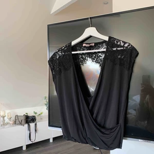  - Snygg urringad tröja med öppen rygg och spets. Tycker man den är för urringad kan man enkelt sätta en säkerhetsnål 