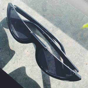 Ett par grymma solglasögon i svart  😎 (frakt 60kr) 