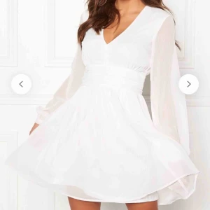  - säljer nu min fina fina studentklänning! jätteskön och superfin att ha på studenten 🥰 den är som ny! endast använd på min studentdag! är 173cm lång och den går lite under rumpan på mig! frakten är  inräknad i priset ☺️