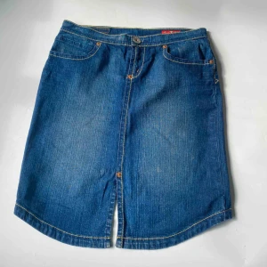  - EN JEANSKJOL FRÅN SEVEN! 🥰 I storlek 27. Knappt använd, i väldigt gott skick! Går att mötas upp i Stockholm eller frakta (köparen betalar för frakt) ☺️ Betalning via swish ✅