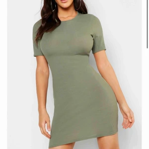  - En ribbadklänning från boohoo! Passar en strl.S! Jätteskön och sitter fint på men lite för liten för mig! 