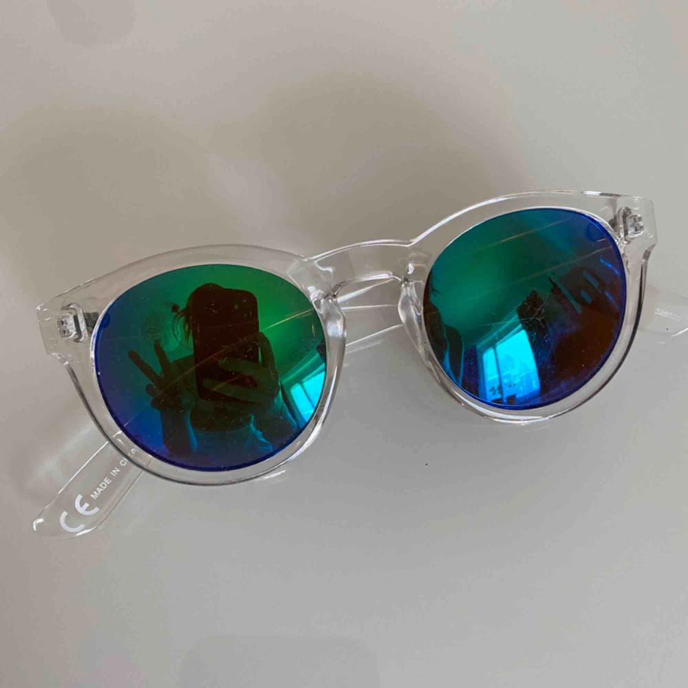 Gölliga solglasögon med genomskinlig | Plick Second Hand