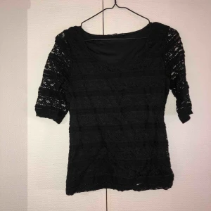  - Svart spets topp från Lindex. Sparsamt använd. 