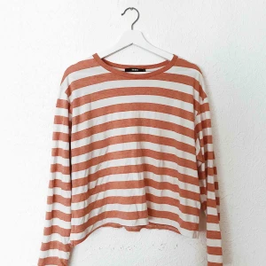  - Randig tröja. Du står för frakten🌸🌸