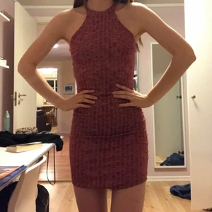 Halterneck klänning - Klänning från Gina tricot. Väldigt bra skick, använd ett fåtal gånger. 