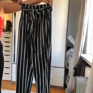  - Blåvit randiga kostymbyxor. Bälte som man kan knyta. Kan frakta men köparen står för frakten. Betalning genom swish