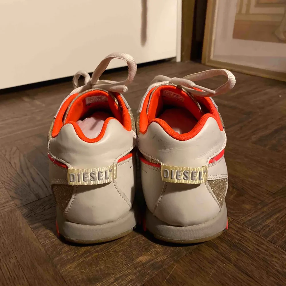 Sällsynta Diesel psyke skor i glitter storlek 41. Skit coola skor som säljs för att jag har för stora fötter för dom:’(. Nästintill helt nya och helt o använda. Öppen till frågor och bud!. Skor.