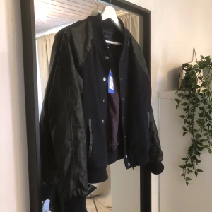 Basbelljacka storlek M/S - En asball baseball/collegejacka, aldrig använd då den var för liten för mig. Köpt från Sellpy men kommer från början ifrån forever21!  Frakten ligger på 79kr som köparen står för! 