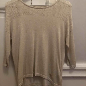  - Passar xs. Superfin guldig tröja. Har inte använt så mycket och därför säljer jag. Bra skick🥰