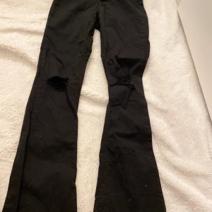 Bootcut jeans - Verkligen svin snygga bootcut jeans som tyvärr var för små för mig satt de kommer ej till användning. Aldrig använda bara provad 1 gång. Både slitningar vid knänen samt på ändan av byxan. 