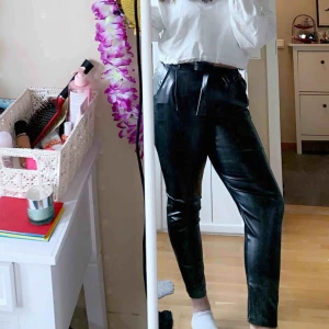  - Säljer dessa ursnygga läderbrallorna från Nelly! Ej äkta läder. Hur snygga som helst men kommer ej till användning tyvärr. Det är storlek L, men funkar nog till M och även S då det är knyten i midjan! Finns i Karlskrona men kan skickas!✨🦋