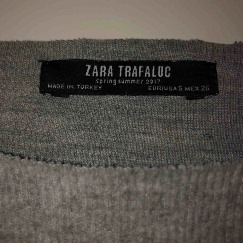 Grå tröja från Zara, storlek S. Fint skick. Köparen står för eventuell frakt (66kr), eller så möts vi i Gävle 😊.. Toppar.