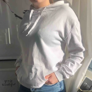  - Sjukt snygg vit hoodie, endast använd ett fåtal gånger. Passar med allt och extra snygg nu på våran/sommarn🌤 köparen står för frakten  