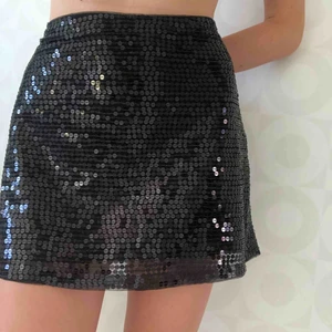 Paljettkjol - Svart paljettkjol använd enstaka gånger. Storlek 38 så på första bilden håller jag in den i midjan för att visa hur den ska sitta, den är egentligen för stor för mig.   Köparen betalar frakt, alt upphämtning i Gävle! 